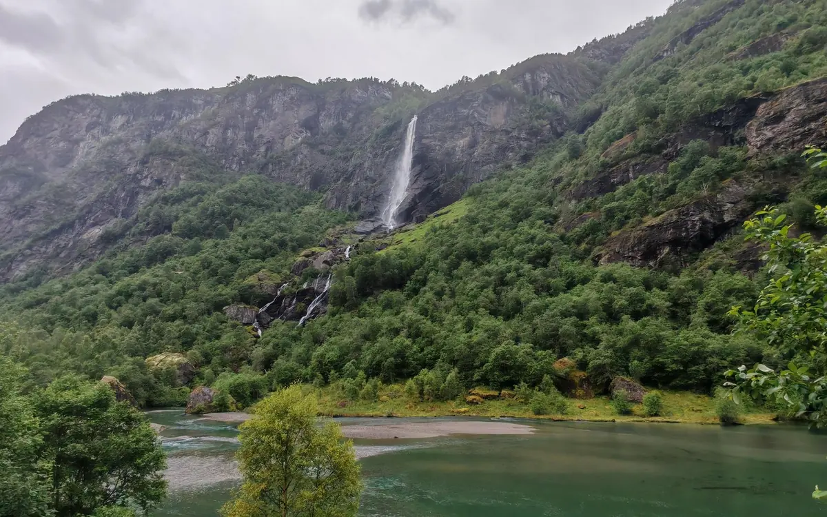 A boat on the Nærøyfjord below the cliffs near Flåm